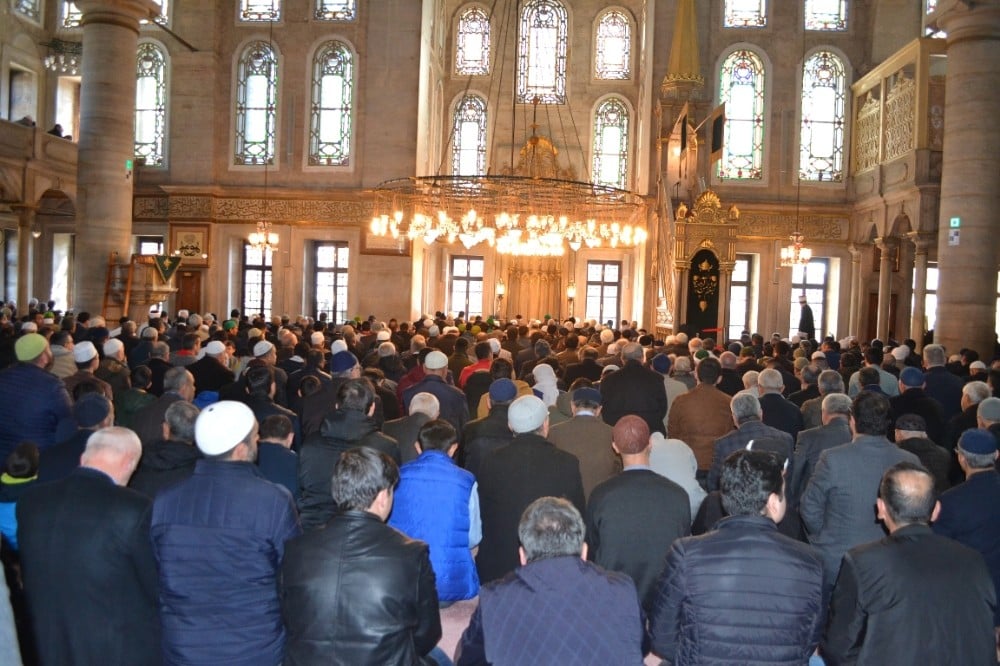 Gaziantepliler şehitler için mevlit okutup helva ve lokma dağıttı 