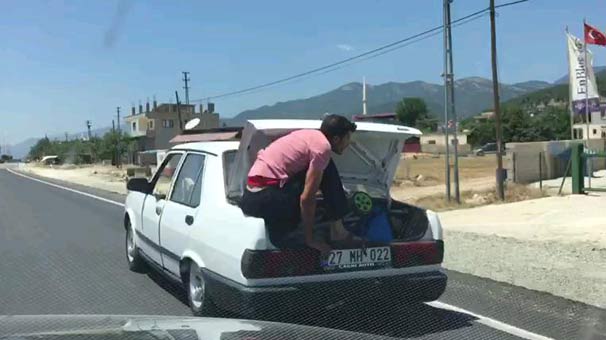 Gaziantep'te 10 kişinin bulunduğu otomobilin bagajında tehlikeli yolculuk