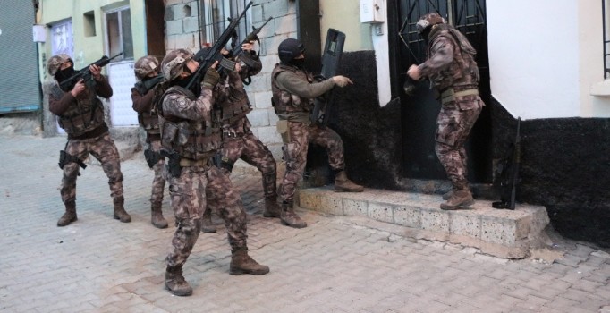 Gaziantep'te 200 polisle şafak operasyonu