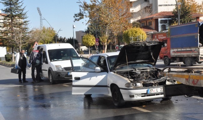 Gaziantep'te çaldığı otomobil yolda alev aldı