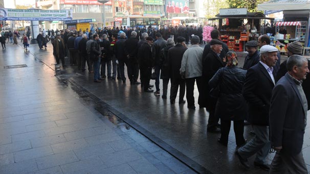 Gaziantep'te çam fidanı için metlerce kuyruk oluştu