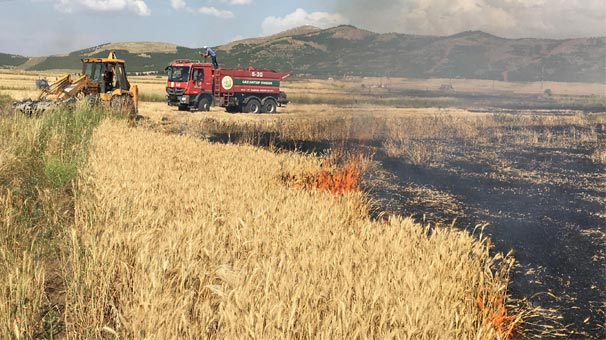 Gaziantep'te meydana gelen yangın sorası tarla bu hale geldi