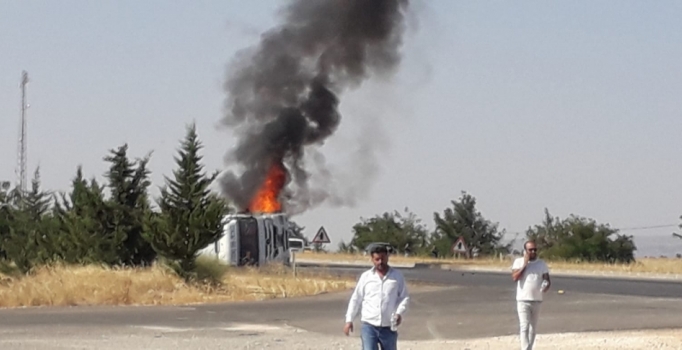 Gaziantep'te devrilen kamyon, alev alev yandı