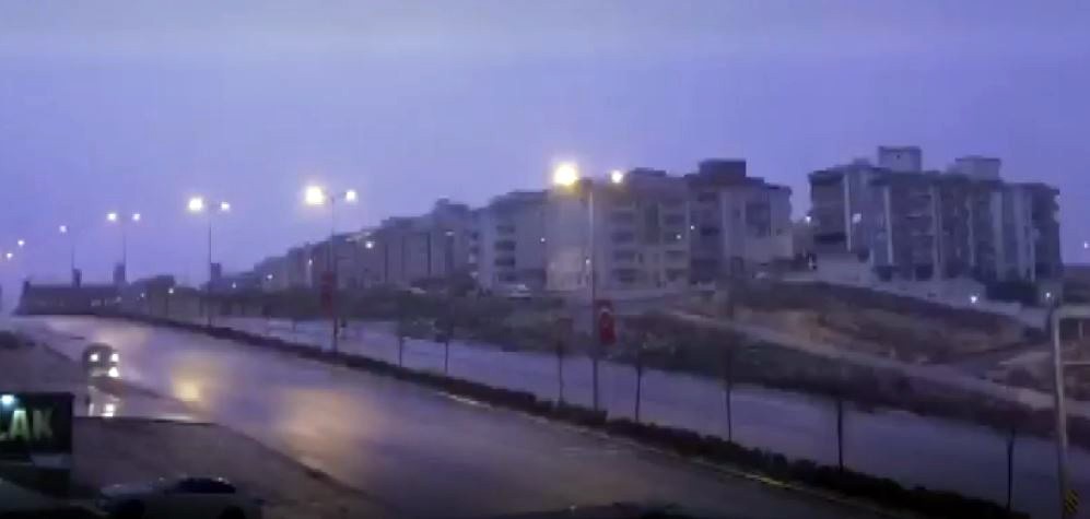 Gaziantep’te geceyi şimşekler aydınlattı 