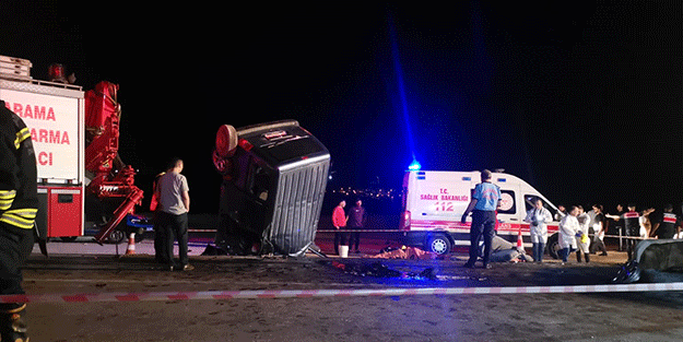 Gaziantep'te hafif ticari araç ile otomobil çarpıştı, 6 kişi öldü