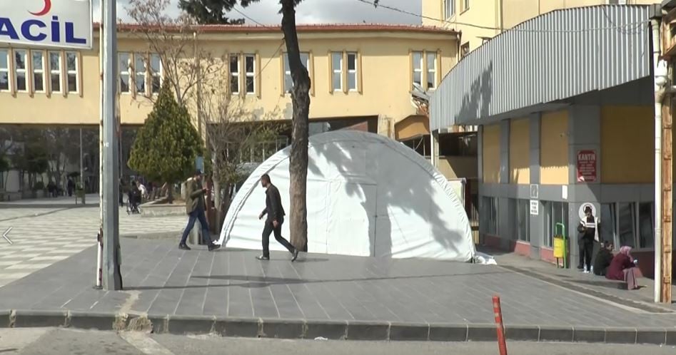 Gaziantep’te hastane bahçelerine triaj çadırı kuruldu 
