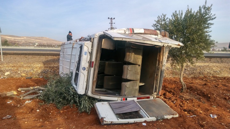 Gaziantep’te işçileri taşıyan minibüs takla attı