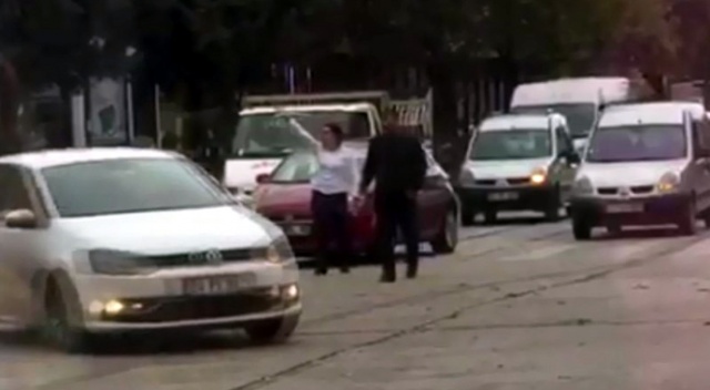 Gaziantep'te ışıklar çalışmayınca trafiği yönlendirmek onlara kaldı