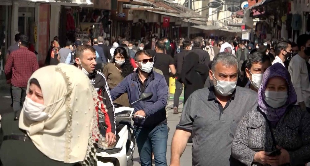 Gaziantep’te İstiklal Caddesini geçen kalabalık görüntüleri 