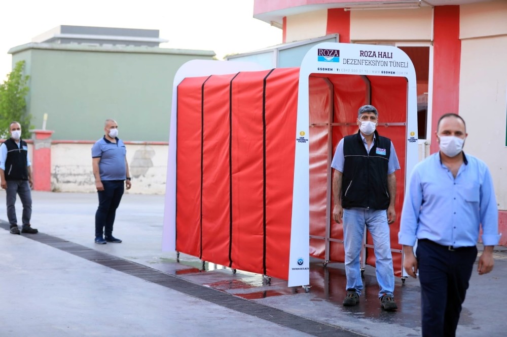 Gaziantep’te kalabalık alanlar için dezenfeksiyon tüneli imal edildi 