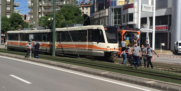 Kentte korku dolu anlar! Raydan çıkan tramvay direğe çarparak durabildi