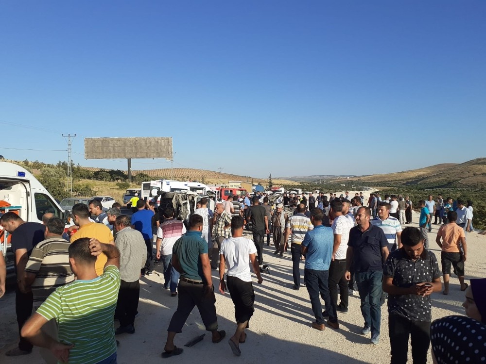 Gaziantep’te otomobil ile minibüs çarpıştı: 3 ölü, 12 yaralı 