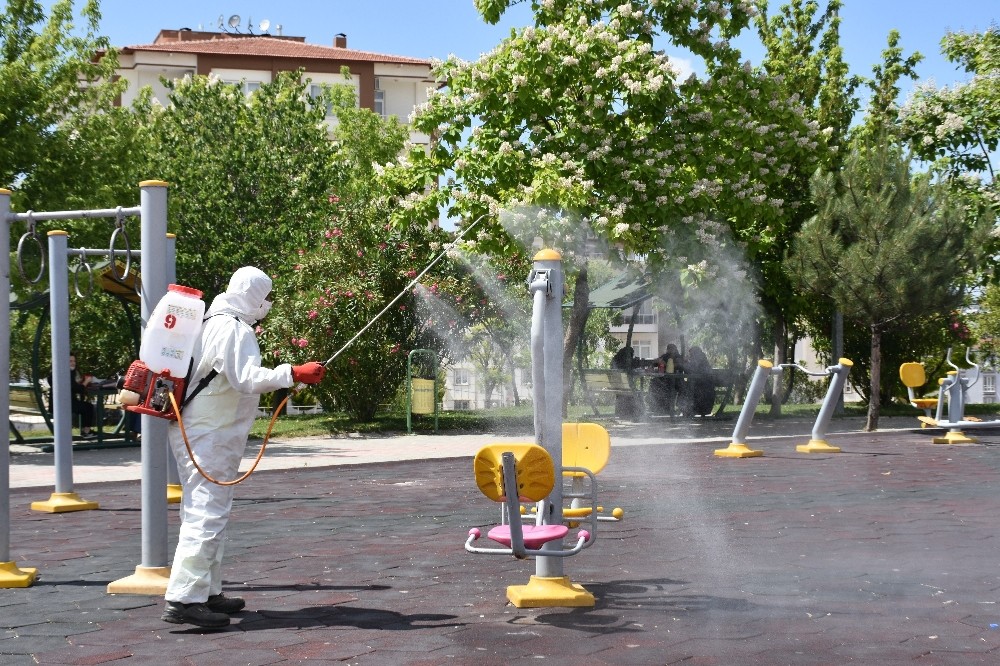 Gaziantep’te park ve bahçelere normalleşme temizliği 
