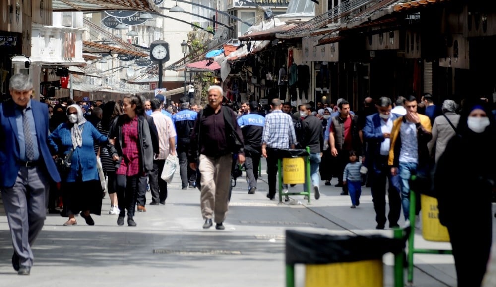 Gaziantep’te parklar boş, çarşılar tıklım tıklım 
