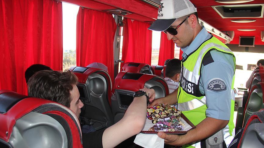 Gaziantep'te polisten sürücülere lokum ve şeker ikramı