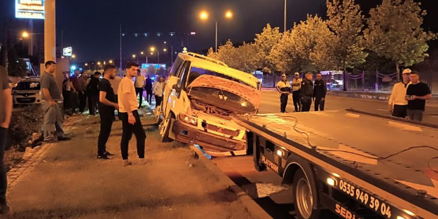 Gaziantep'te, refüje çarpıp takla atan minibüsten fırlayan sürücü öldü