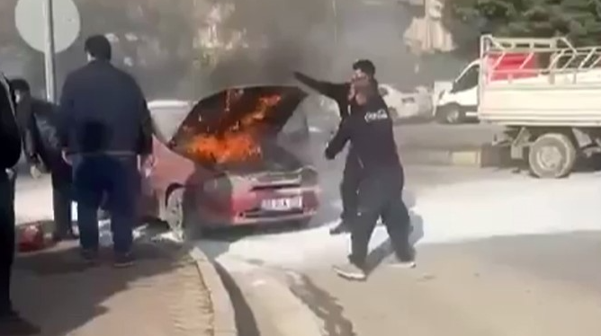 Gaziantep’te seyir halindeki otomobil yandı: Vatandaşlar büyük felaketi önledi