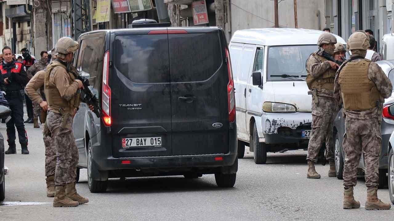 Sıcak saatler! 3 kişi rehin alındı