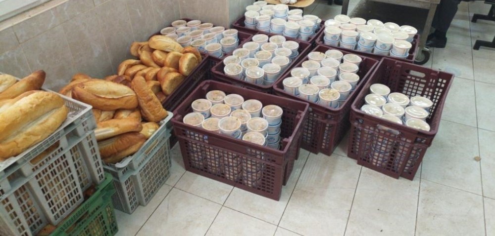 Gaziantep’te sıcak yemek ve gıda paketi yardımı 