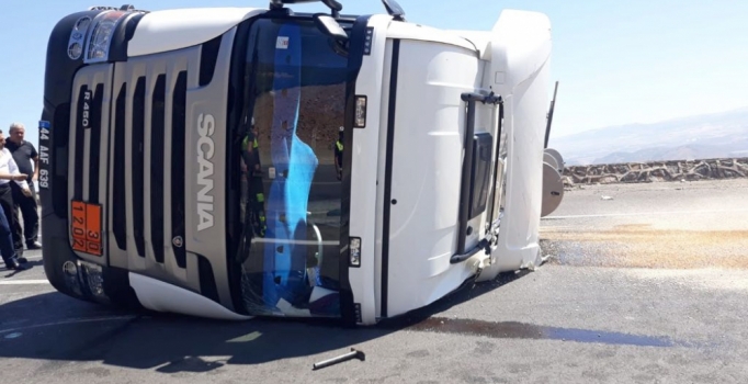 Gaziantep'te tanker devrildi, 10 ton yakıt etrafa saçıldı