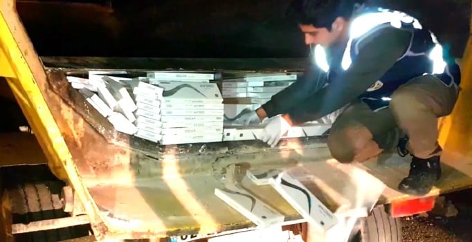 Gaziantep'te TIR'ın özel bölmesinde 24 bin 500 paket kaçak sigara ele geçirildi