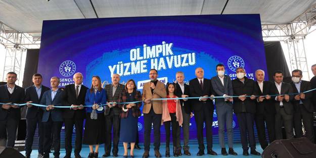 Gaziantep'te Türkiye'nin en büyük yüzme havuzu açıldı!