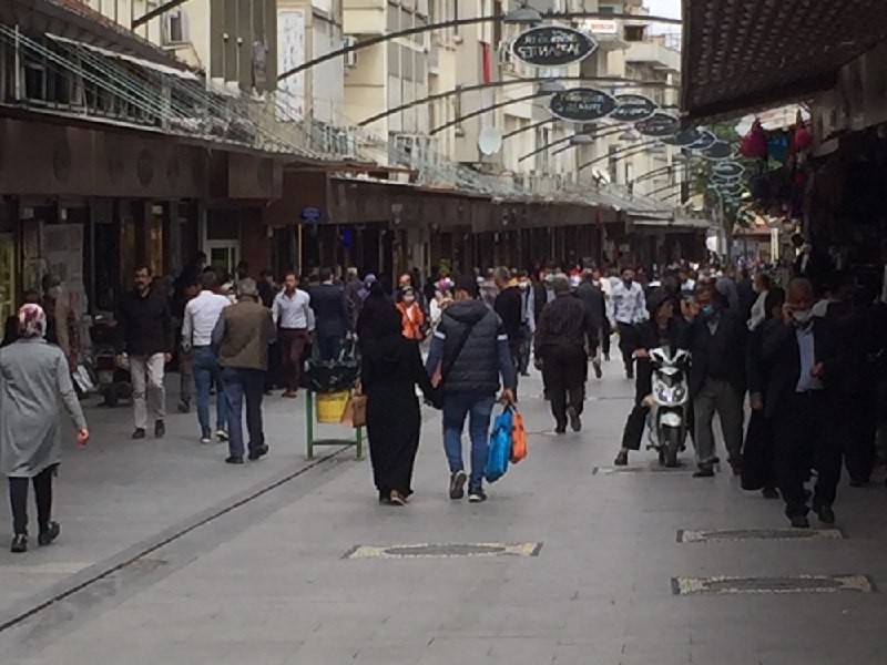 Gaziantep’te vatandaşlar çarşıya akın etti 