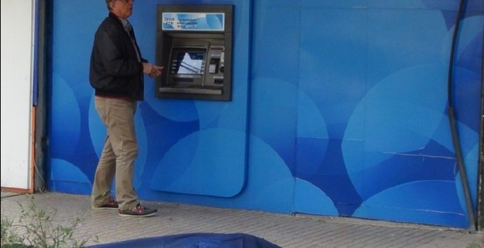 Gaziantep'te yerde yatan cenazeye rağmen ATM'den para çektiler