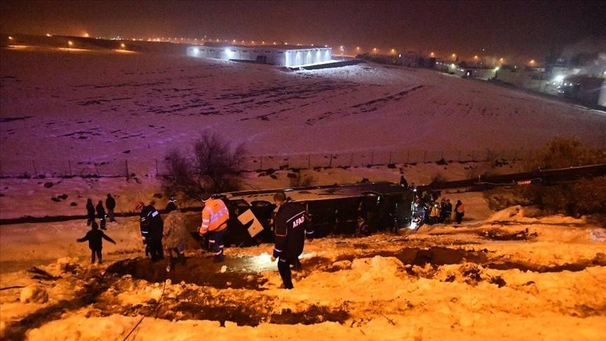 Gaziantep'te yolcu otobüsü şarampole devrildi