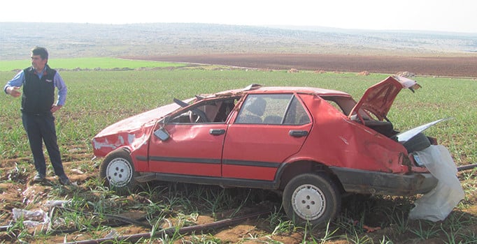 Gaziantep'te yoldan çıkan otomobil sarımsak tarlasına girdi: 1 ölü, 2 yaralı