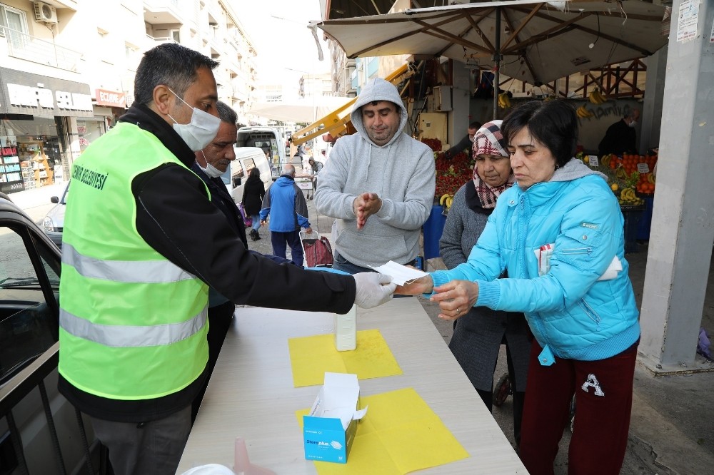 Gaziemir’in pazar yerlerinde korona virüsü seferberliği 