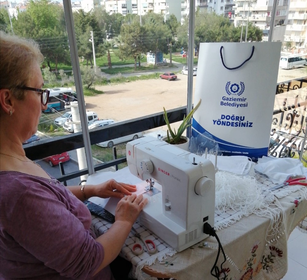Gaziemirli kadınlardan maske seferberliği 