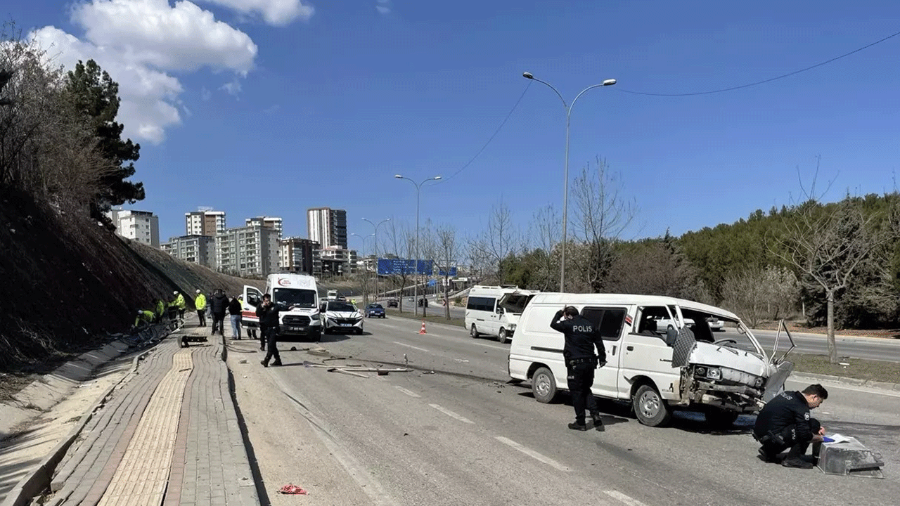 Gazientep'te can pazarı: Otomobil, minibüse çarptı!