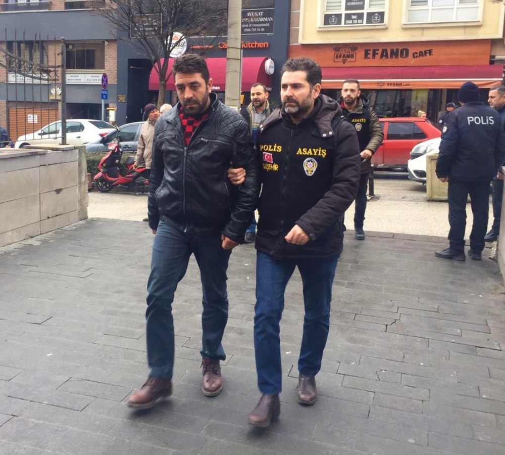 Gazinonun önünde çıkan kavgada silahlar konuştu 
