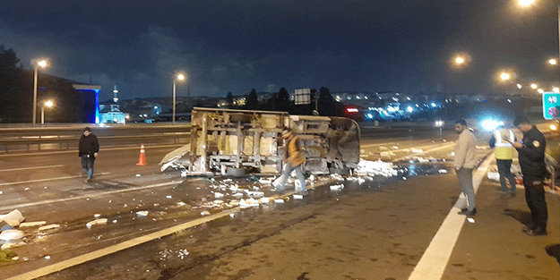 Gaziosmanpaşa TEM Otoyolu'nda balık yüklü kamyonet devrildi