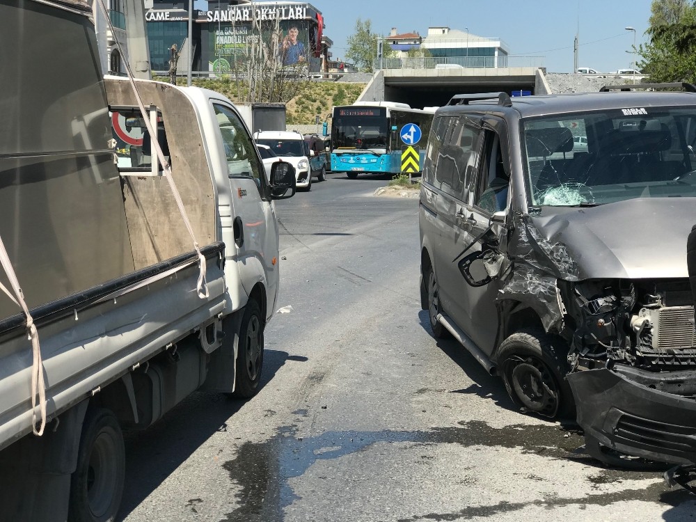 Gaziosmanpaşa’da 3 araç birbirine girdi: 1 yaralı 