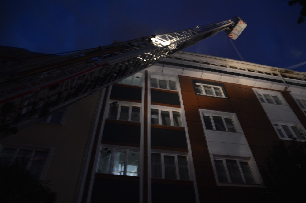 Gaziosmanpaşa’da 4 katlı bir apartmanın çatısı alev alev yandı 