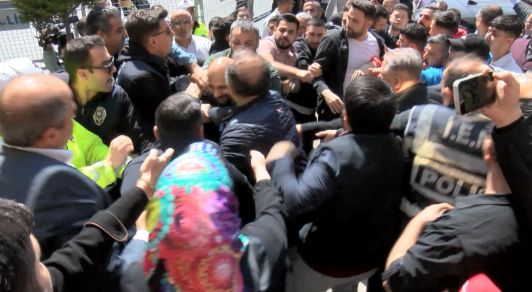 Gaziosmanpaşa’da arbede! CHP oyları saydırmıyor