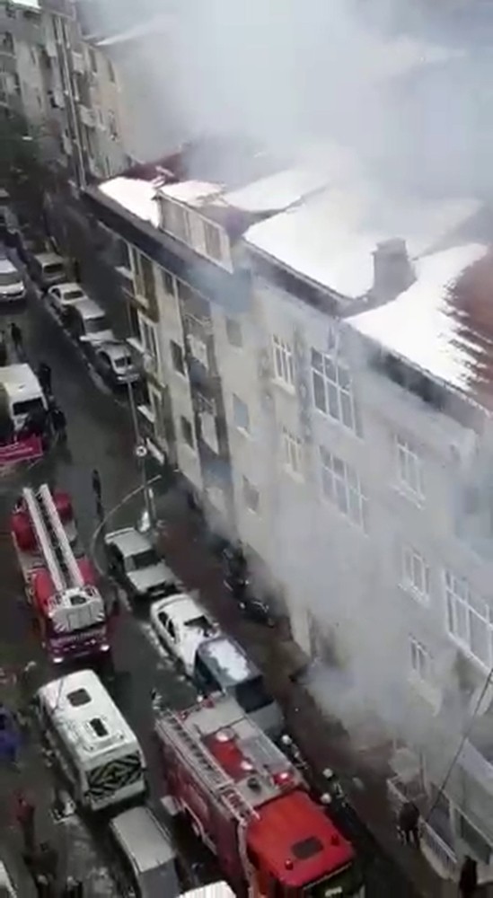 Gaziosmanpaşa’da çöplüğü andıran çatı alev alev yandı 