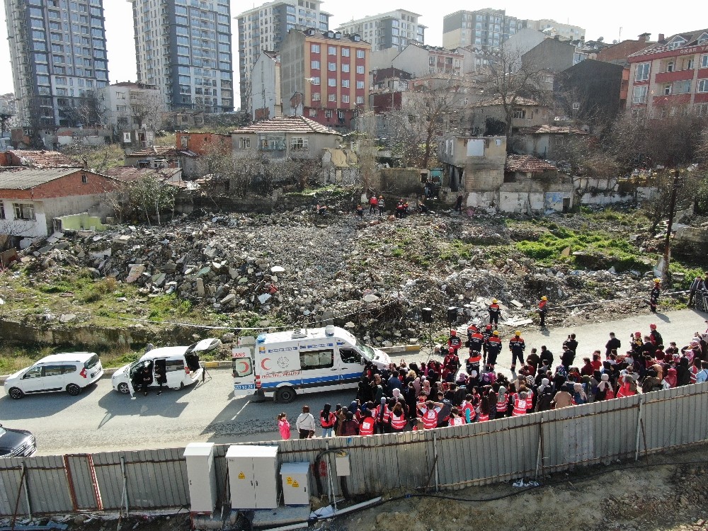 Gaziosmanpaşa’da deprem tatbikatı gerçeği aratmadı 