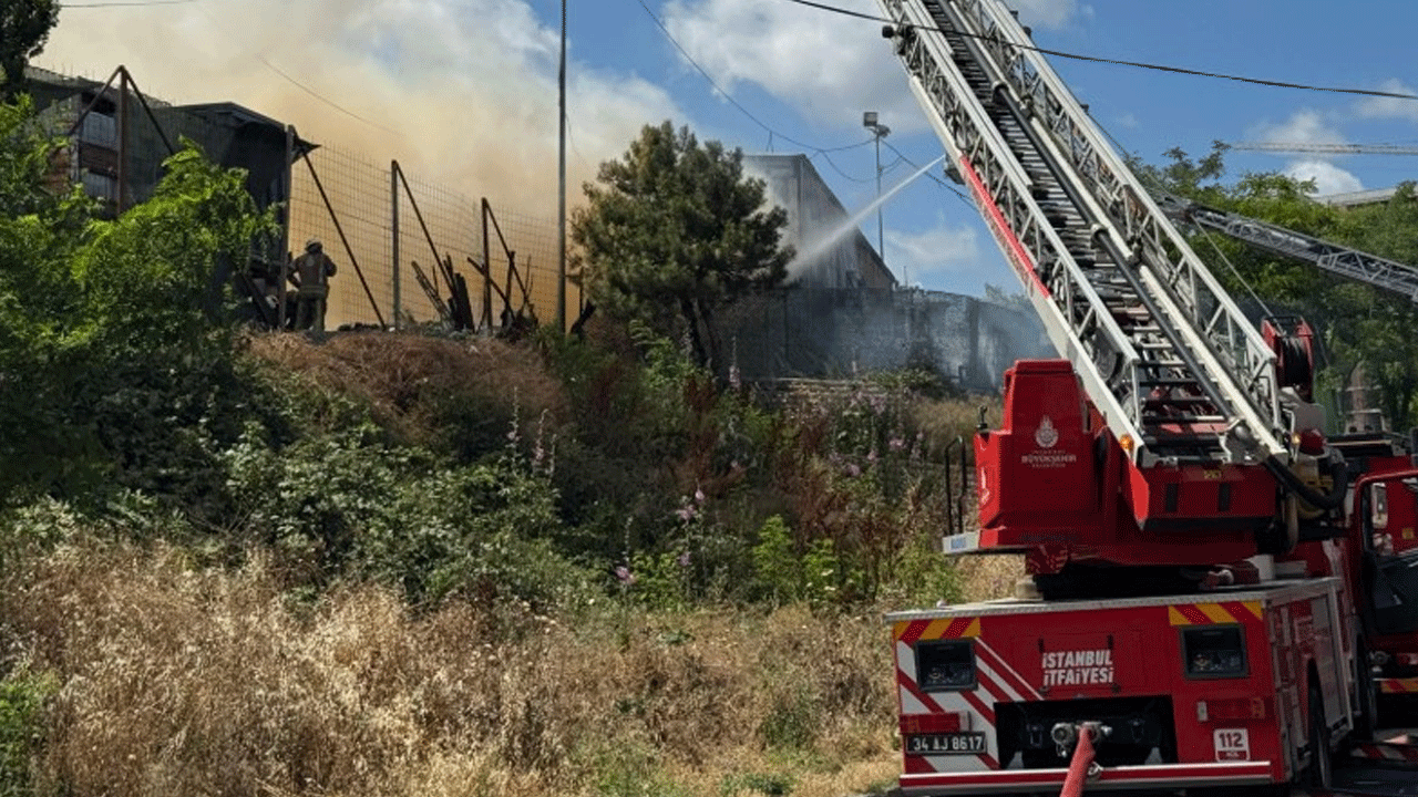 Gaziosmanpaşa'da geri dönüşüm sitesinde yangın!