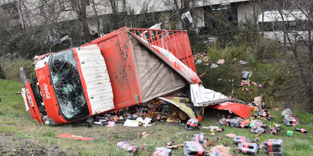 Gaziosmanpaşa'da kamyon şarampole yuvarlandı: 2 yaralı