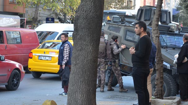 Gaziosmanpaşa’da kavgayı ayırmak isteyen polis bıçaklandı!