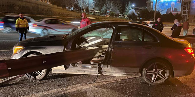 Gaziosmanpaşa’da kontrolden çıkan araç bariyerlere saplandı