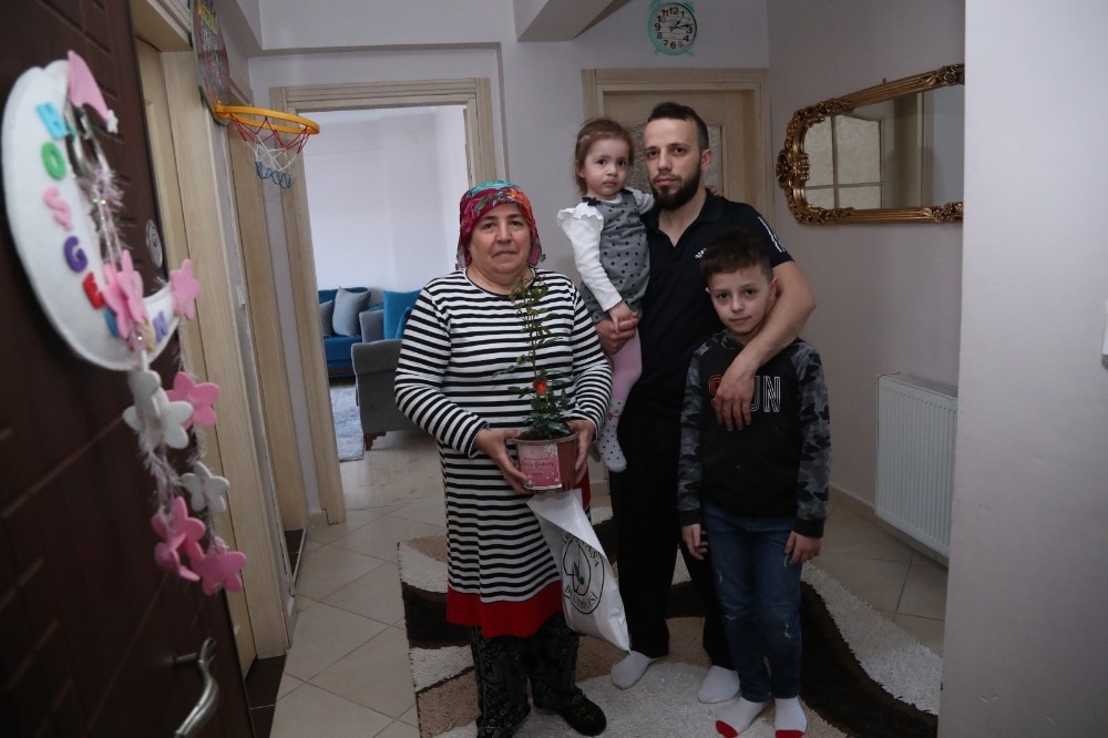 Gaziosmanpaşa’da sağlık çalışanlarından ‘Anneler Günü’ sürprizi 