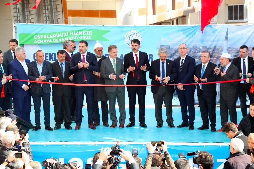 Gaziosmanpaşa’da yapımı tamamlanan Çilekli Camii ibadete açıldı 