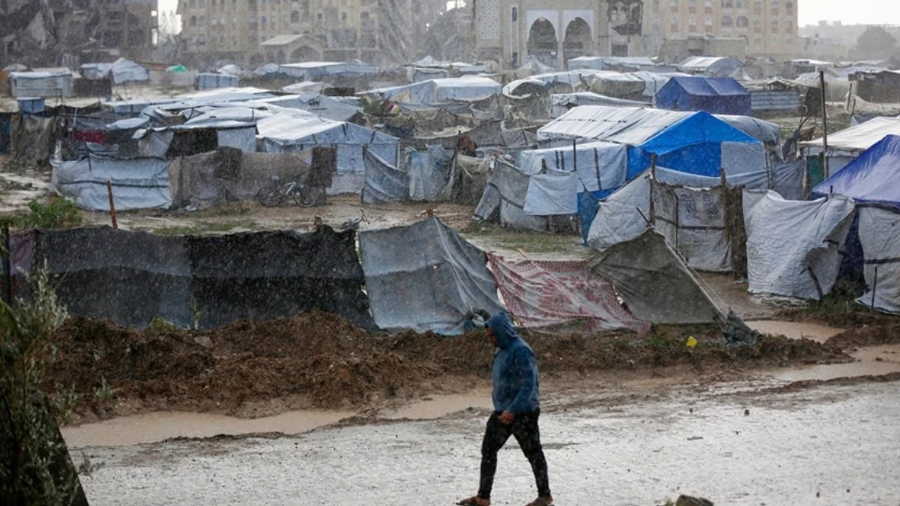 Gazze çamur ve soğuğa terk edildi!