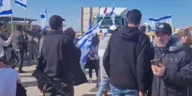 Gazze halkı açlıkla boğuşurken sivil yahudiler yardım konvoylarına engel oluyor!