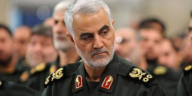 Gazze halkı Kasım Süleymani posterlerini yırtarak panodan indirdi!