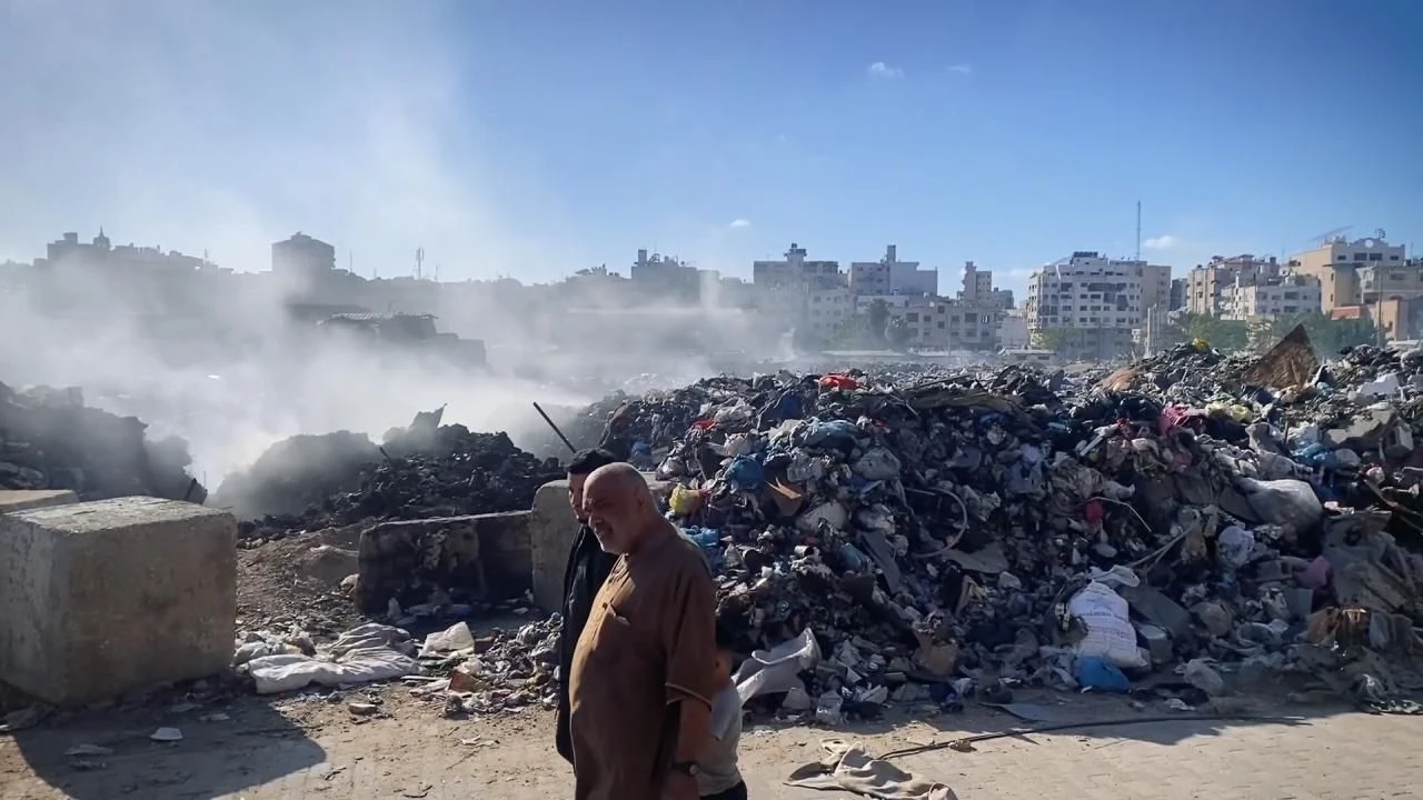 Gazze'de 175 bin ton çöp sokaklarda!